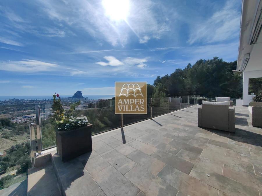 A beautiful, renovated villa with panoramic sea views.